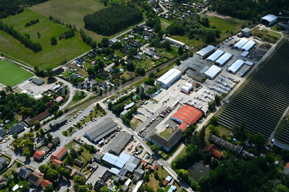 Klosterfelde aus der Vogelperspektive: Ländliches Industrie- und Gewerbegebiet in Klosterfelde im Bundesland Brandenburg, Deutschland