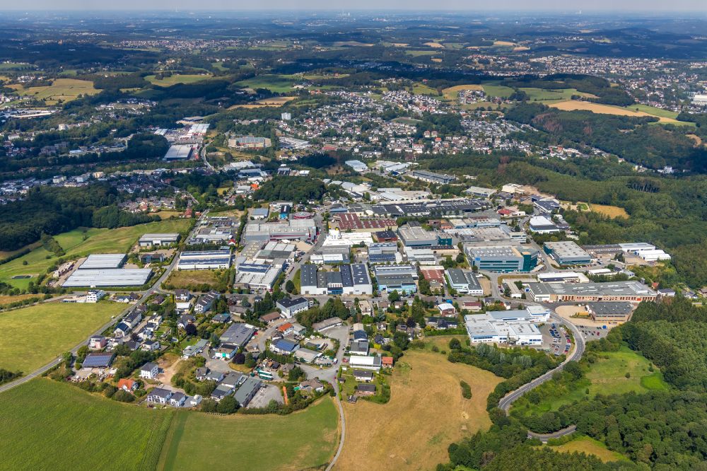 Oelkinghausen von oben - Ländliches Industrie- und Gewerbegebiet in Oelkinghausen im Bundesland Nordrhein-Westfalen, Deutschland
