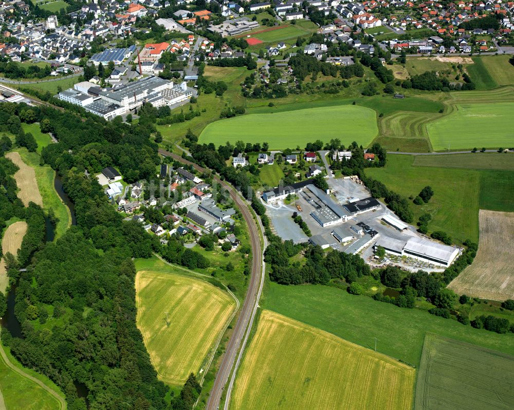 Luftaufnahme Schwarzenbach an der Saale - Ländliches Industrie- und Gewerbegebiet in Schwarzenbach an der Saale im Bundesland Bayern, Deutschland