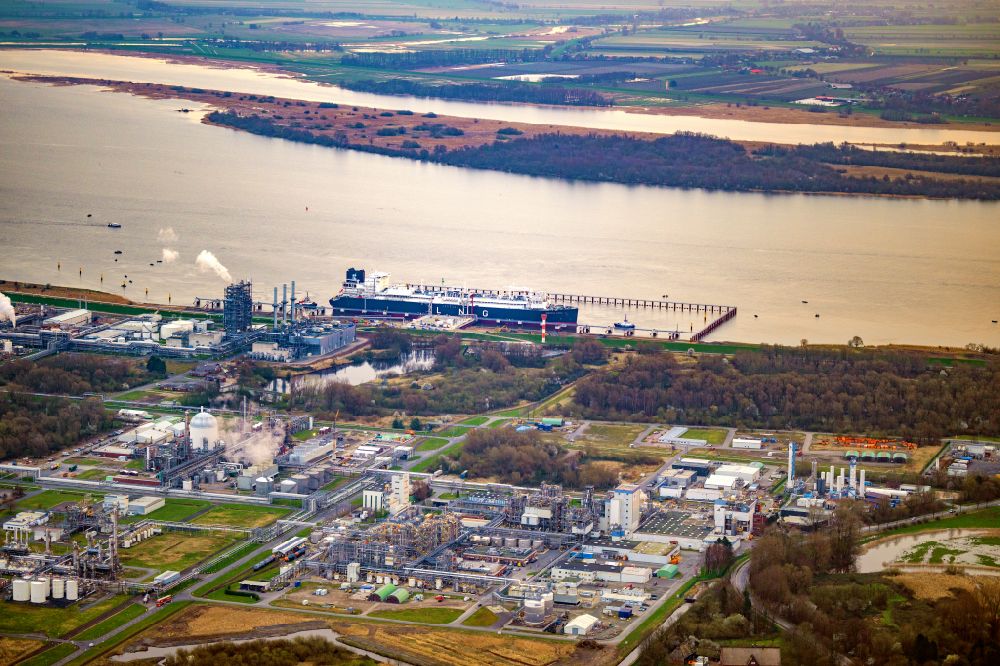 Luftbild Stade - LNG Flüssiggas Terminal mit anlegenden Spezialschiff Energos Force am Elbufer in Stade im Bundesland Niedersachsen, Deutschland