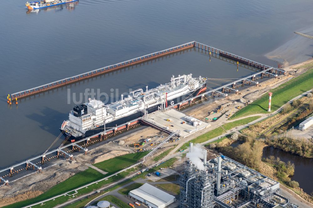 Luftaufnahme Stade - LNG Flüssiggas Terminal mit anlegenden Spezialschiff Energos Force am Elbufer in Stade im Bundesland Niedersachsen, Deutschland
