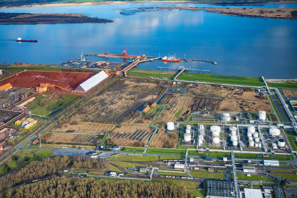 Bremerhaven aus der Vogelperspektive: LNG Flüssiggas Terminal und AOS Raffinerie- Werksgelände in Stade im Bundesland Niedersachsen, Deutschland