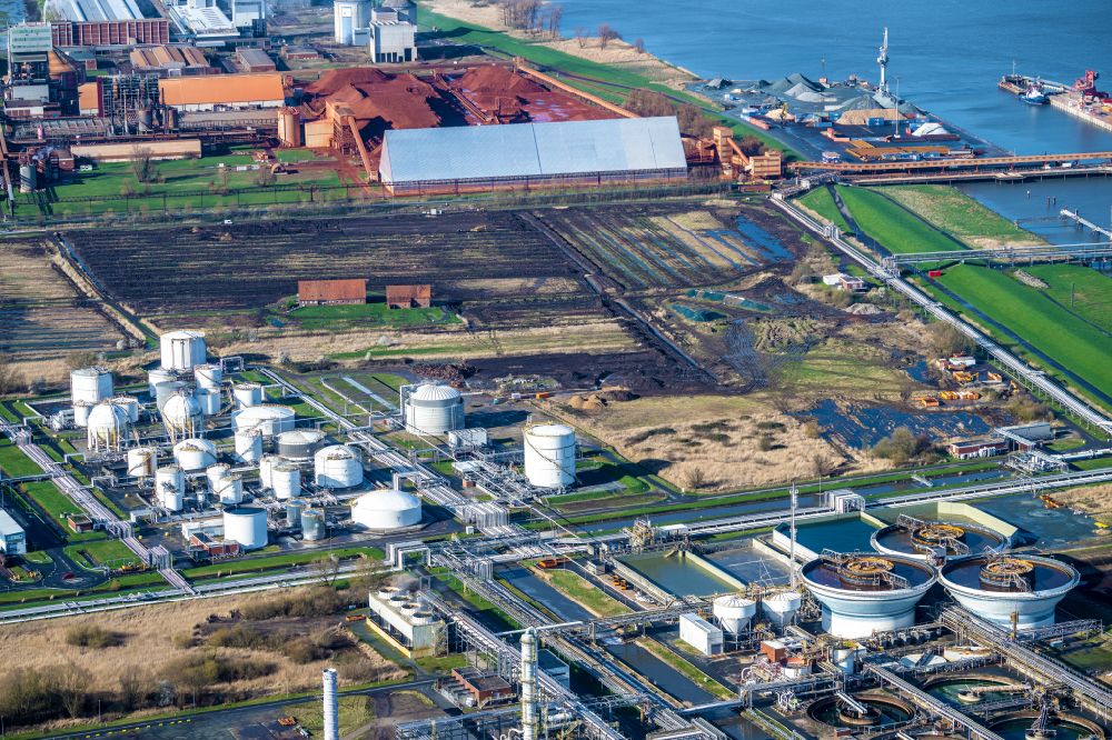 Stade aus der Vogelperspektive: LNG Flüssiggas Terminal und AOS Raffinerie- Werksgelände in Stade im Bundesland Niedersachsen, Deutschland