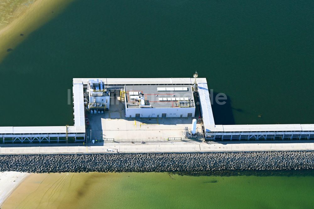 Luftaufnahme Swinemünde - LNG Flüssiggas Terminal an der Ostseeküste in Swinemünde in Woiwodschaft Westpommern, Polen