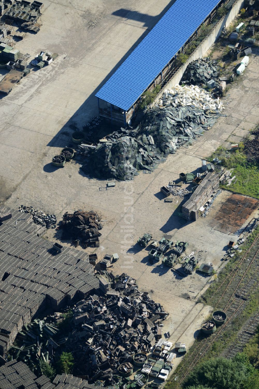 Rockensußra aus der Vogelperspektive: Logistikhof der Schrott - Recycling- Sortieranlage Panzer- Verschrottung in Rockensußra im Bundesland Thüringen, Deutschland