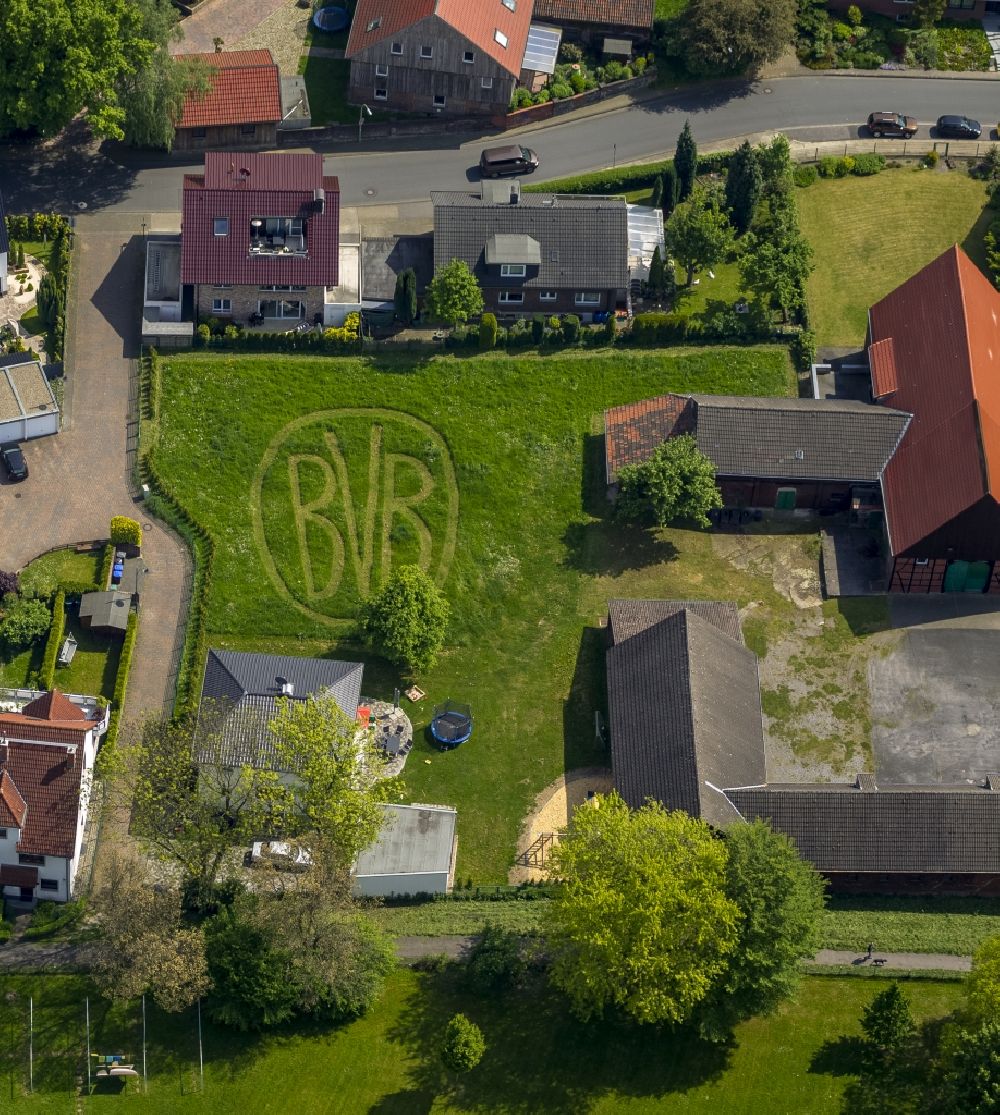 Luftbild Herne - Logo des Borussia BVB im Rasen in einem Wohngebiet im Bundesland Nordrhein-Westfalen