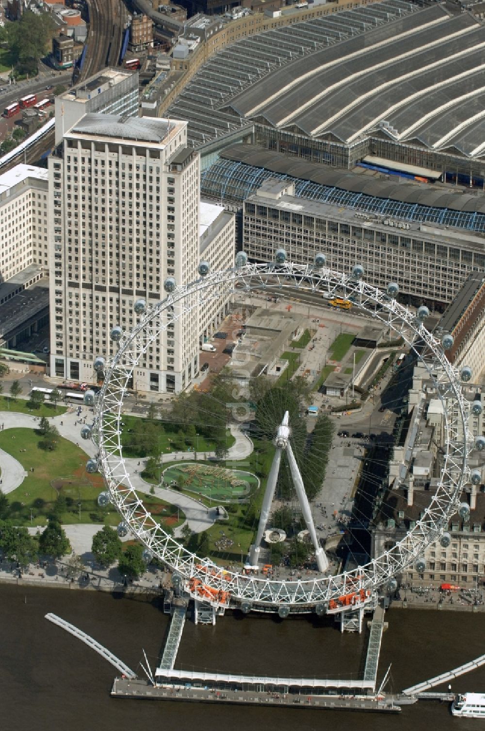 Luftbild London - London EDF Energy London Eye, auch Millennium Wheel genannt - ein Wahrzeichen von London