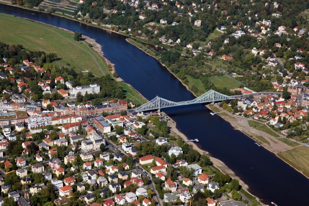 Dresden von oben - Loschwitzer Brücke Blaues Wunder über dem Fluss Elbe in Dresden im Bundesland Sachsen