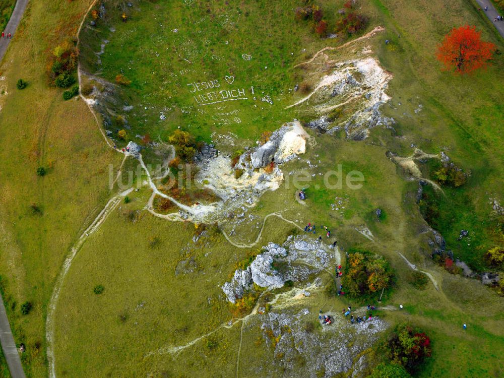 Luftaufnahme Göppingen - Losung Jesus liebt Dich in der Kraterlandschaft im ehemaligen Steinbruch bei Göppingen in Baden-Württemberg