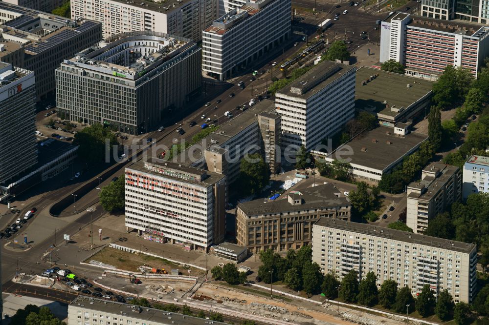 Luftaufnahme Berlin - Losung STOP WARS an der Ruine des ehemaligen Bürogebäudes Haus der Statistik im Ortsteil Mitte in Berlin, Deutschland