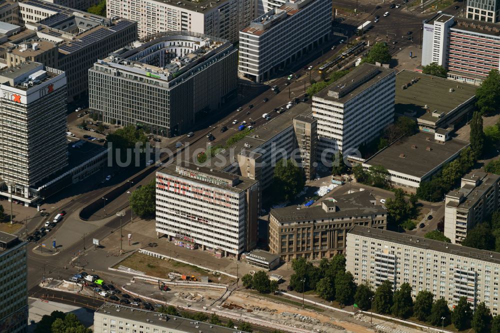 Luftbild Berlin - Losung STOP WARS an der Ruine des ehemaligen Bürogebäudes Haus der Statistik im Ortsteil Mitte in Berlin, Deutschland