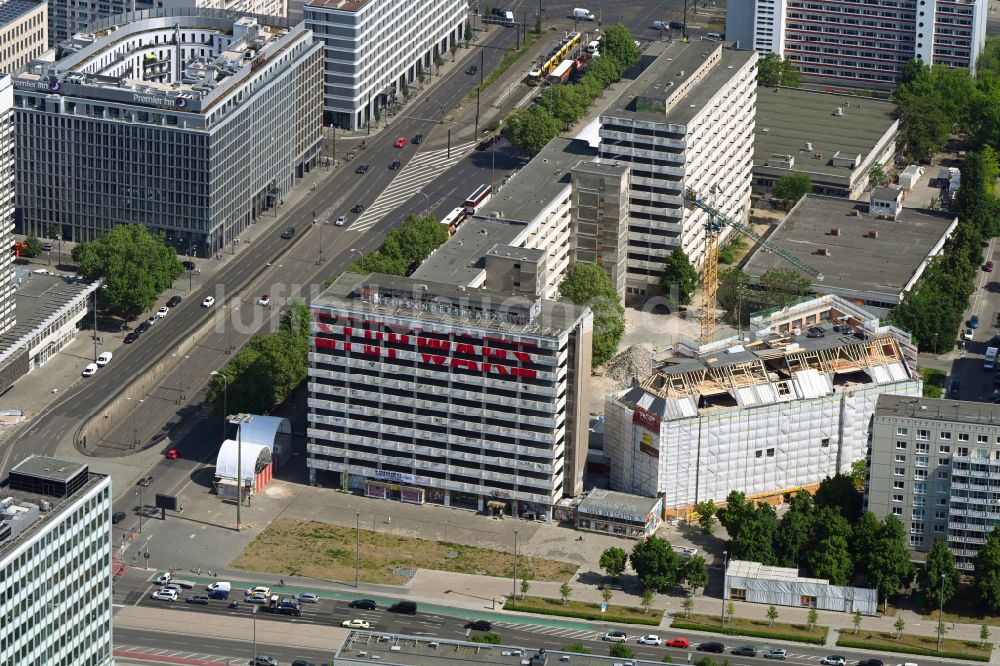 Luftaufnahme Berlin - Losung STOP WARS an der Ruine des ehemaligen Bürogebäudes Haus der Statistik im Ortsteil Mitte in Berlin, Deutschland