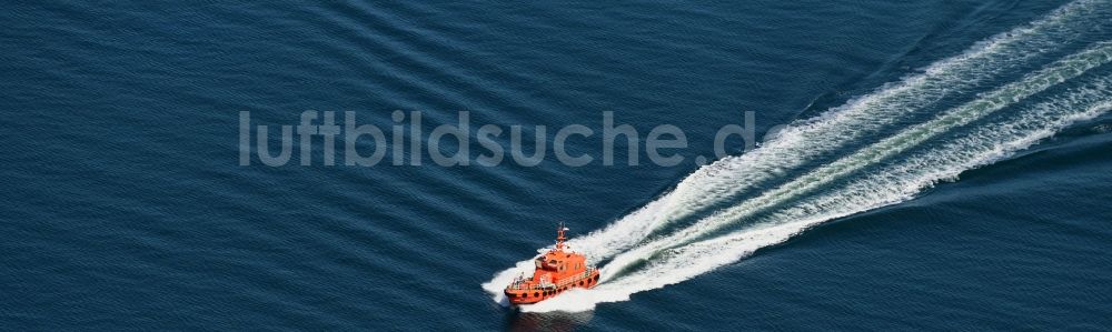 Luftbild Travemünde - Lotsenschiff - Spezialschiff in Fahrt auf der Ostsee in Travemünde im Bundesland Schleswig-Holstein, Deutschland