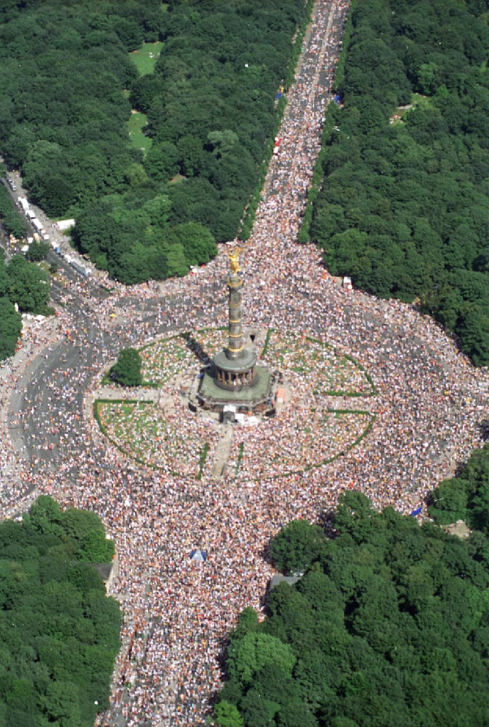 Luftaufnahme Berlin - Tiergarten - Love - Parade auf dem Großen Stern an der Siegessäule und der Straße des 17. Juni in Berlin-Tiergarten