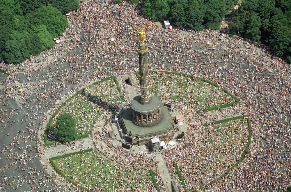 Berlin - Tiergarten aus der Vogelperspektive: Love - Parade auf dem Großen Stern an der Siegessäule und der Straße des 17. Juni in Berlin-Tiergarten