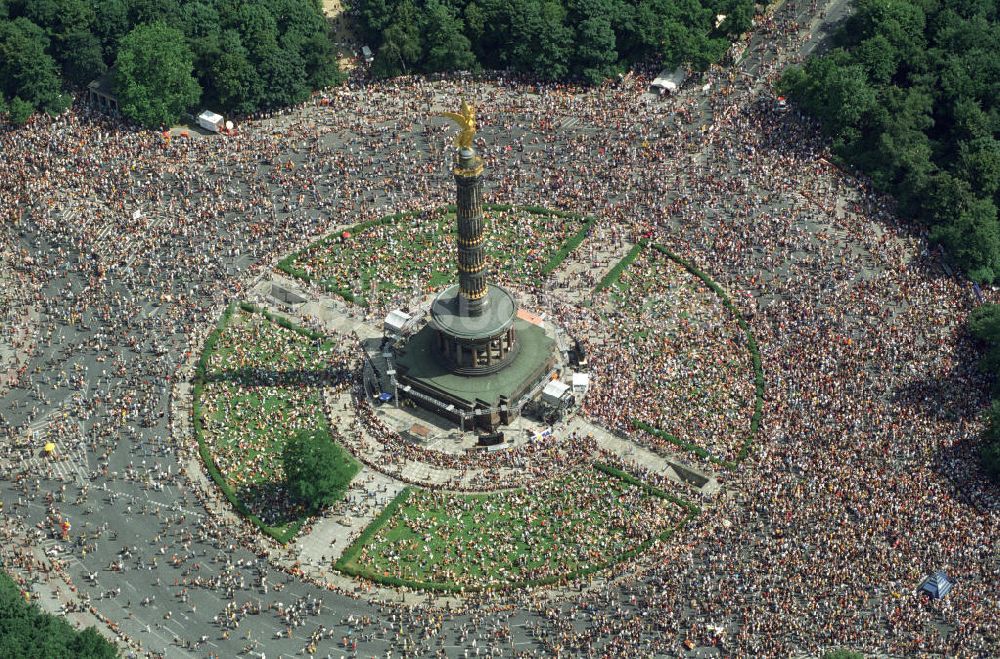 Luftbild Berlin - Tiergarten - Love - Parade auf dem Großen Stern an der Siegessäule und der Straße des 17. Juni in Berlin-Tiergarten