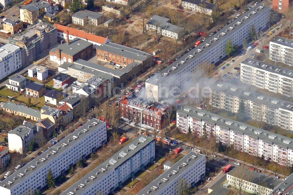 Berlin von oben - Löscharbeiten am Gebäude Pflegestützpunkt Myliusgarten im Ortsteil Friedrichshagen in Berlin, Deutschland