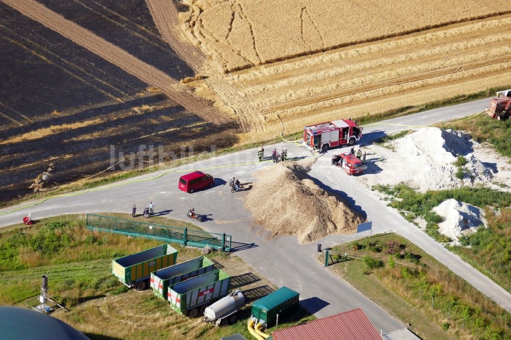 Luftaufnahme Gieboldehausen - Löscharbeiten eines Getreidefeldes in Gieboldehausen im Bundesland Niedersachsen, Deutschland