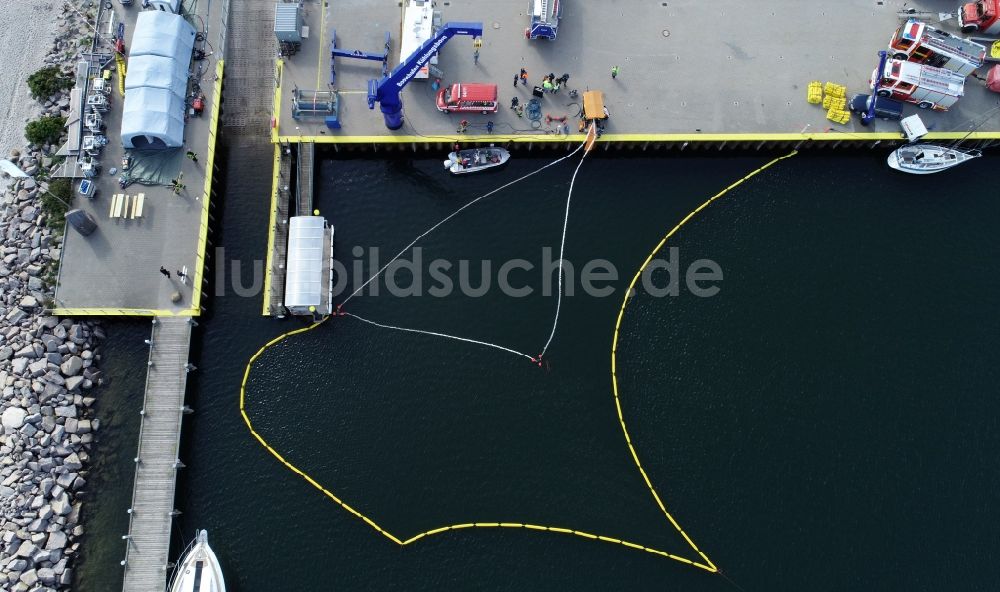Luftaufnahme Kühlungsborn - Ölsperren im Hafen zur Ostsee in Kühlungsborn im Bundesland Mecklenburg-Vorpommern, Deutschland