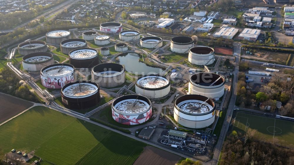 Luftaufnahme Wesseling - Öltanks auf dem Betriebsgelände der Shell Rheinland Raffinerie Süd im Bundesland Nordrhein-Westfalen, Deutschland