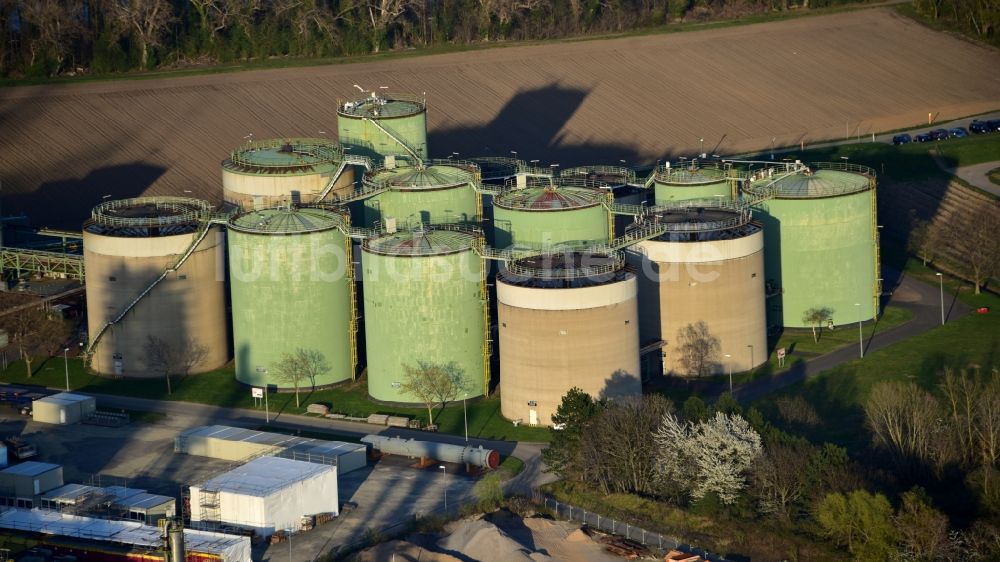 Wesseling aus der Vogelperspektive: Öltanks auf dem Betriebsgelände der Shell Rheinland Raffinerie Süd im Bundesland Nordrhein-Westfalen, Deutschland
