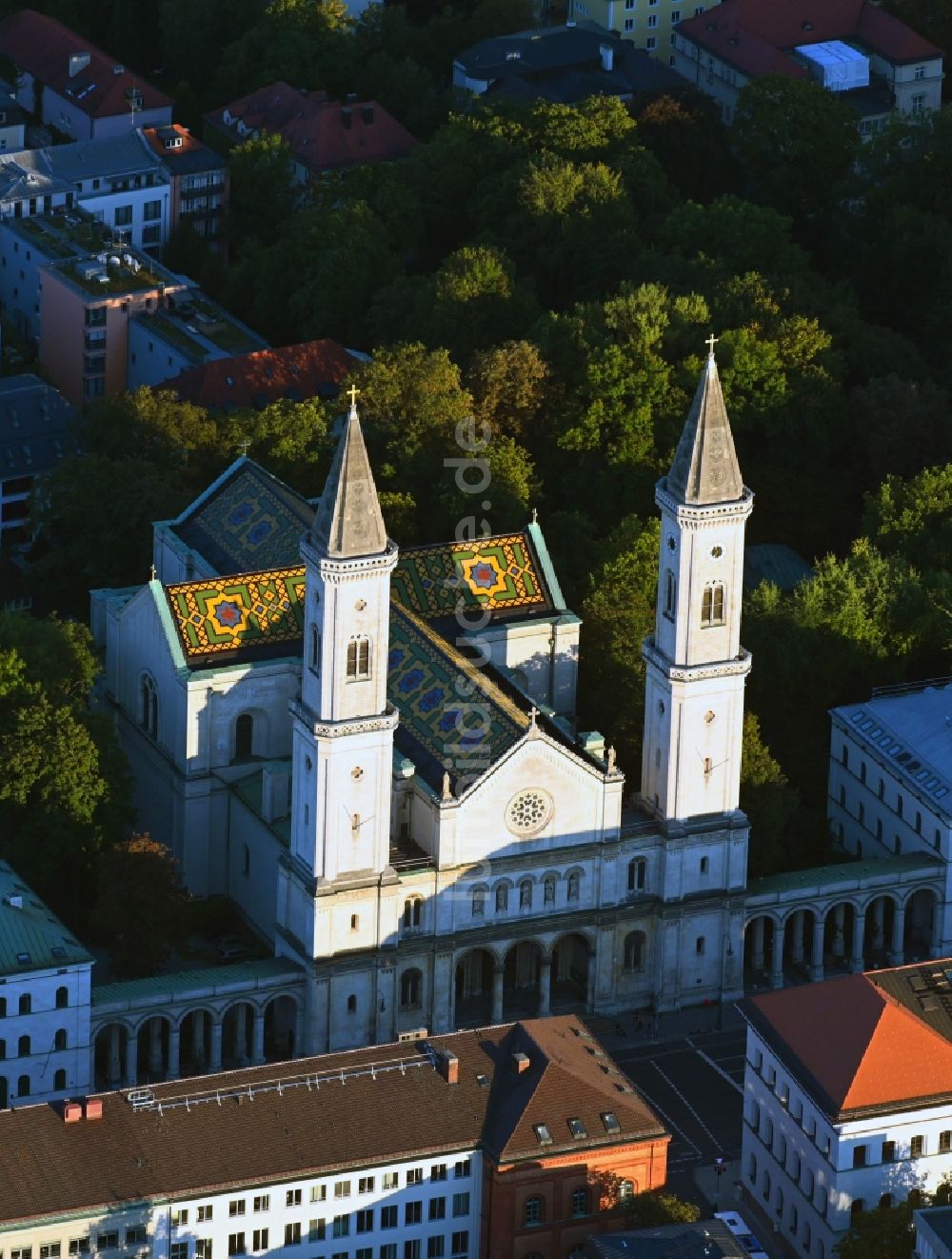 München aus der Vogelperspektive: Ludwigskirche im Altstadt- Zentrum im Ortsteil Maxvorstadt in München im Bundesland Bayern, Deutschland