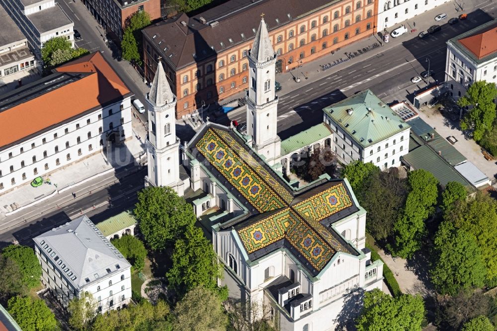 Luftaufnahme München - Ludwigskirche mit buntem Dach in München Maxvorstadt im Bundesland Bayern