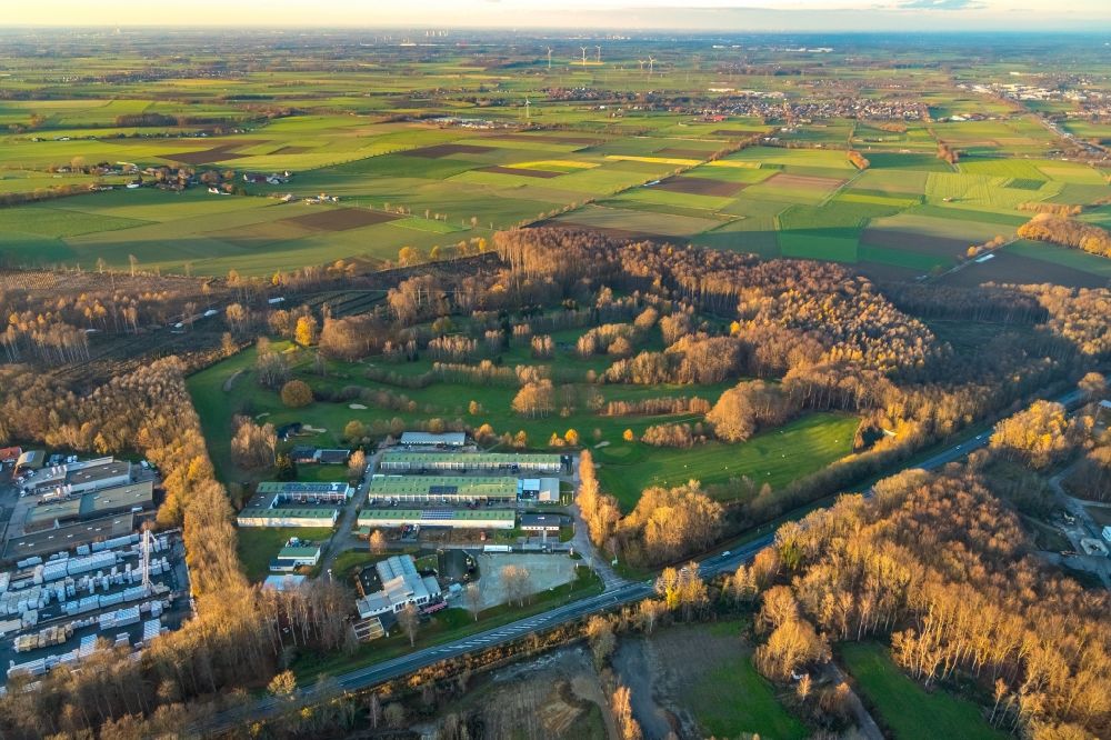 Luftaufnahme Werl - Luftbild vom Gewerbegebiet Westerhaar mit TÜV NORD-Prüfstelle Wickede Werl und Golfplatz Golfclub-Werl e.V.in Werl im Sauerland in Nordrhein-Westfalen, Deutschland