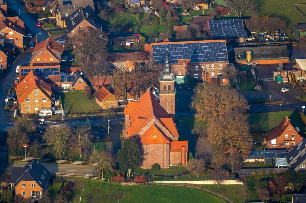 Luftbild Haltern am See - Luftbild Kirchengebäude der St.-Antonius-Kirche in der Ortsmitte von Lavesum in Haltern am See im Bundesland Nordrhein-Westfalen, Deutschland