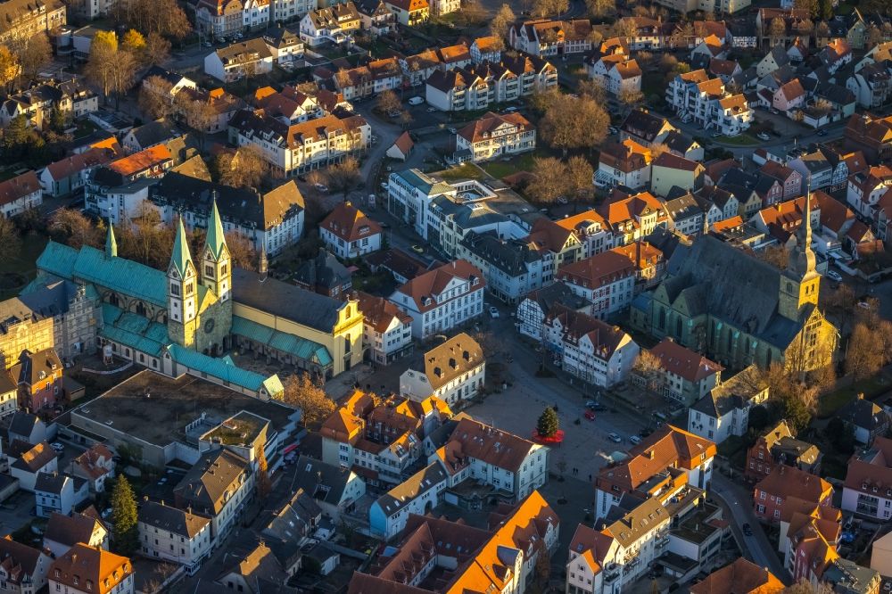 Luftaufnahme Werl - Luftbild des Kirchengebäude der Kathedrale kath. Kirche St. Walburga am Marktplatz Werl mit Weihnachtsbaum in Werl im Bundesland Nordrhein-Westfalen, Deutschland