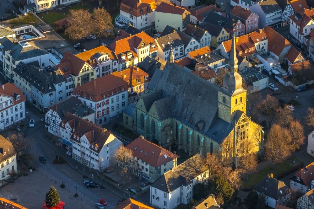 Werl von oben - Luftbild des Kirchengebäude der Kathedrale kath. Kirche St. Walburga am Marktplatz Werl mit Weihnachtsbaum in Werl im Bundesland Nordrhein-Westfalen, Deutschland
