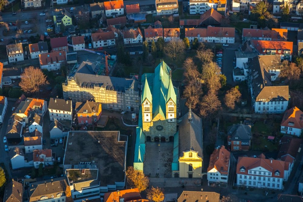 Luftbild Werl - Luftbild des Kirchengebäude der Kathedrale kath. Kirche St. Walburga am Marktplatz Werl mit Weihnachtsbaum in Werl im Bundesland Nordrhein-Westfalen, Deutschland