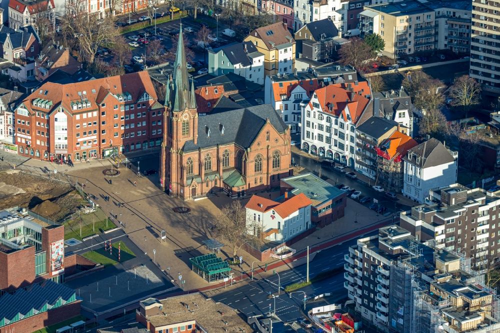 Herne von oben - Luftbild Kirchengebäude der Kreuzkirche auf dem Europaplatz neben dem LWL-Museum für Archäologie in Herne im Bundesland Nordrhein-Westfalen, Deutschland