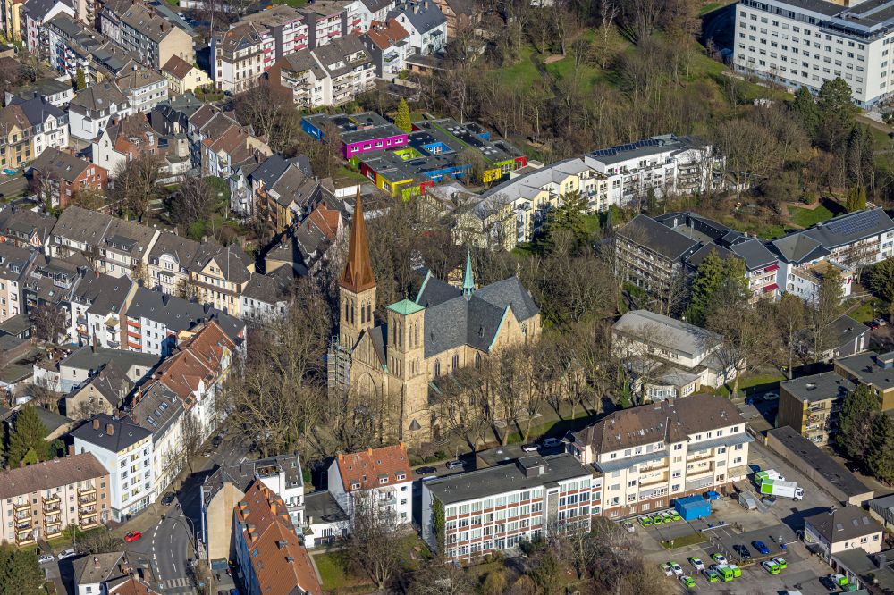 Herne von oben - Luftbild des Kirchengebäudes der Herz-Jesu-Kirche Düngelstraße in Herne im Bundesland Nordrhein-Westfalen, Deutschland