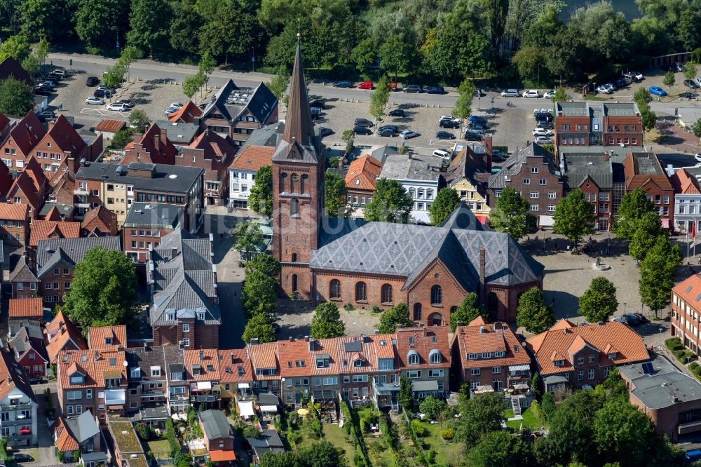 Luftaufnahme Plön - Luftbild der Nikolaikirche in Plön im Bundesland Schleswig-Holstein