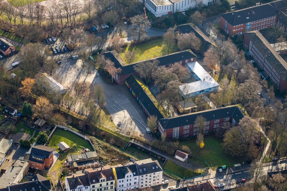 Herne aus der Vogelperspektive: Luftbild Schulgebäude der  Freiherr-vom-Stein-Grundschule mit Schulhof in Wanne-Süd