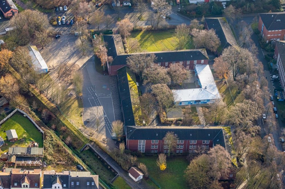 Luftaufnahme Herne - Luftbild Schulgebäude der Freiherr-vom-Stein-Grundschule mit Schulhof in Wanne-Süd in Herne im Ruhrgebiet in Nordrhein-Westfalen, Deutschland