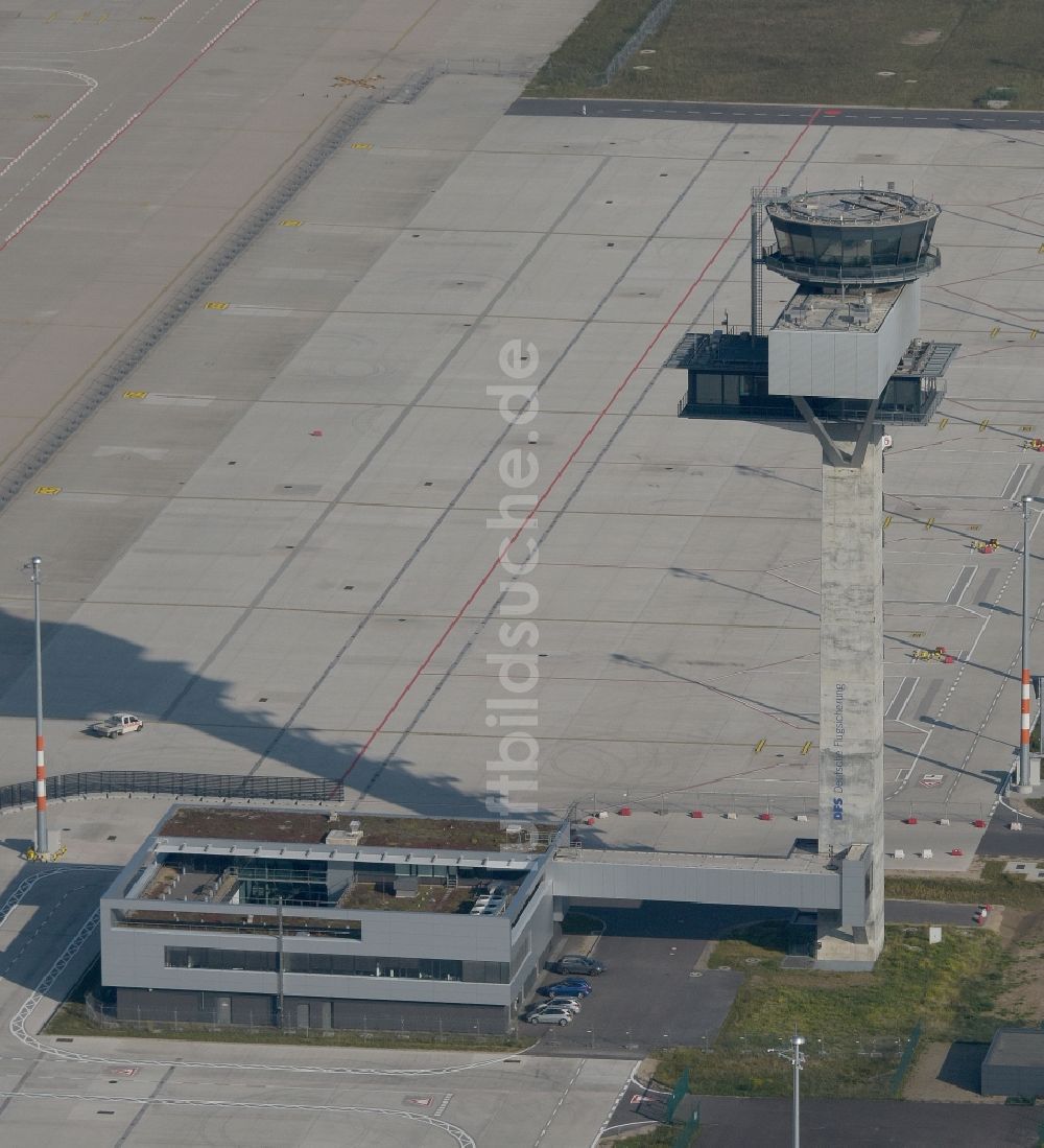 Schönefeld aus der Vogelperspektive: Luftbild Tower an den Rollbahnen des Flughafen in Schönefeld im Bundesland Brandenburg