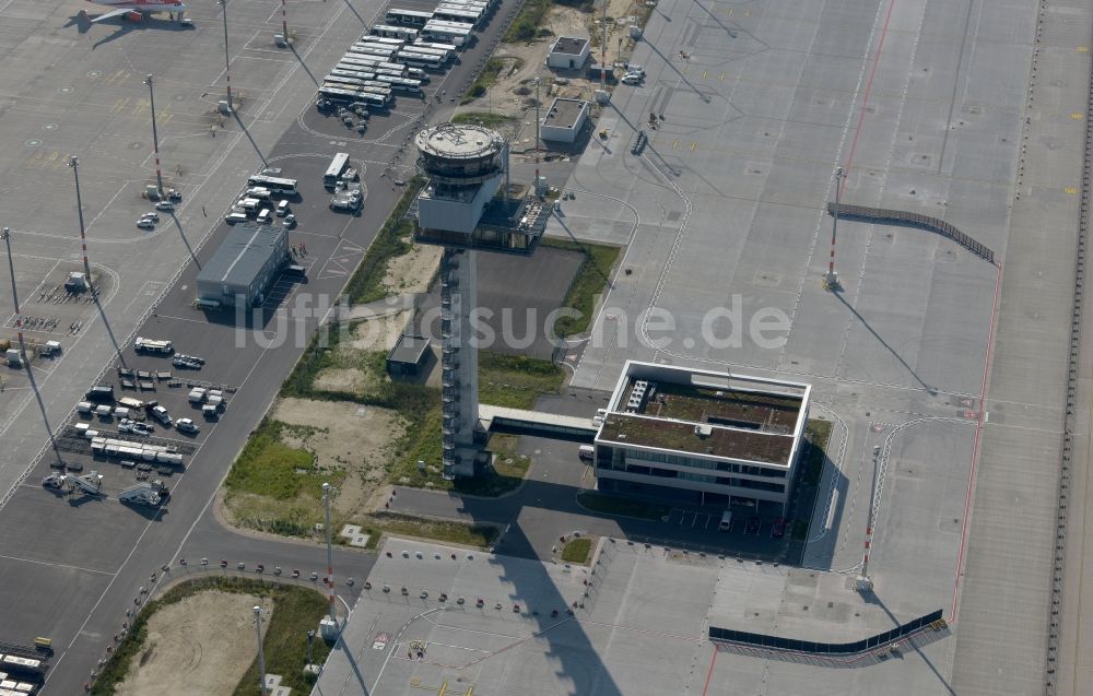 Schönefeld von oben - Luftbild Tower an den Rollbahnen des Flughafen in Schönefeld im Bundesland Brandenburg