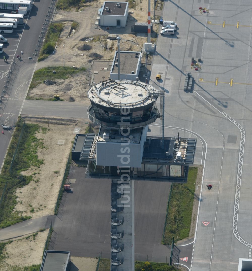 Schönefeld aus der Vogelperspektive: Luftbild Tower an den Rollbahnen des Flughafen in Schönefeld im Bundesland Brandenburg