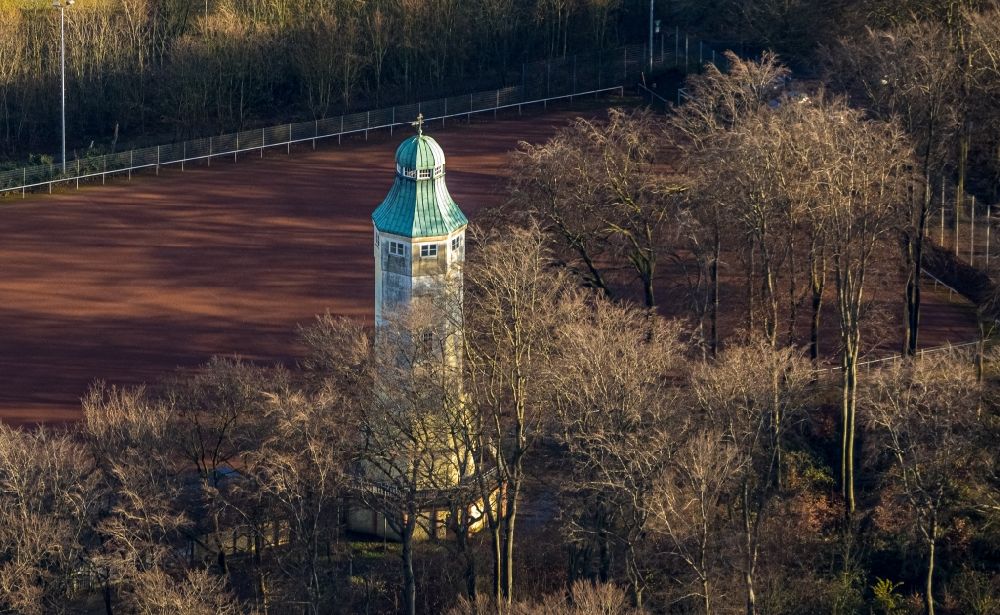 Herne von oben - Luftbild vom Wasserturm im Volkspark Sodingen mit Sportplatz Am Volkspark im Ortsteil Börnig in Herne im Ruhrgebiet im Bundesland Nordrhein-Westfalen, Deutschland