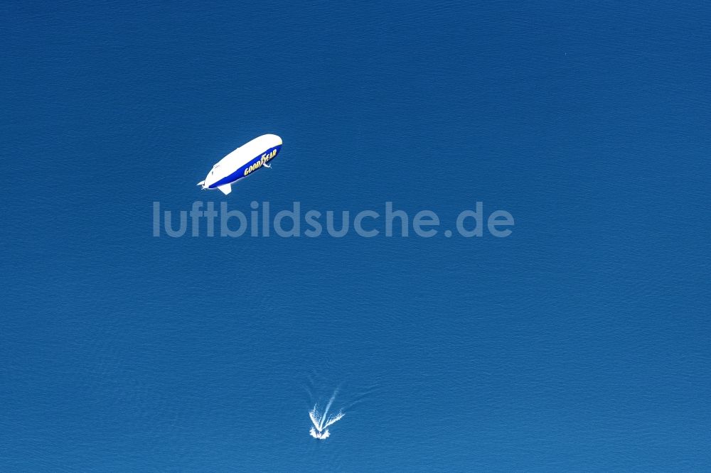 Konstanz von oben - Luftschiff über dem Bodensee im Fluge über dem Luftraum in Konstanz im Bundesland Baden-Württemberg, Deutschland