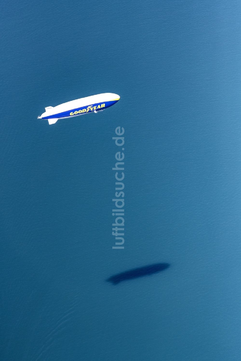 Luftbild Konstanz - Luftschiff über dem Bodensee im Fluge über dem Luftraum in Konstanz im Bundesland Baden-Württemberg, Deutschland