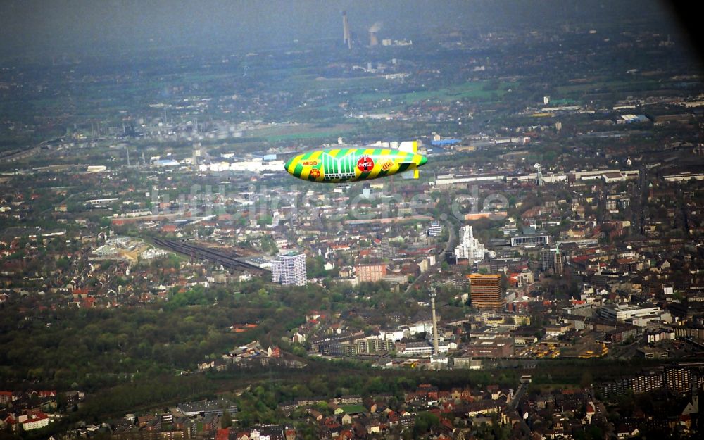 Luftbild Gelsenkirchen - Luftschiff im Fluge über dem Luftraum in Gelsenkirchen im Bundesland Nordrhein-Westfalen, Deutschland