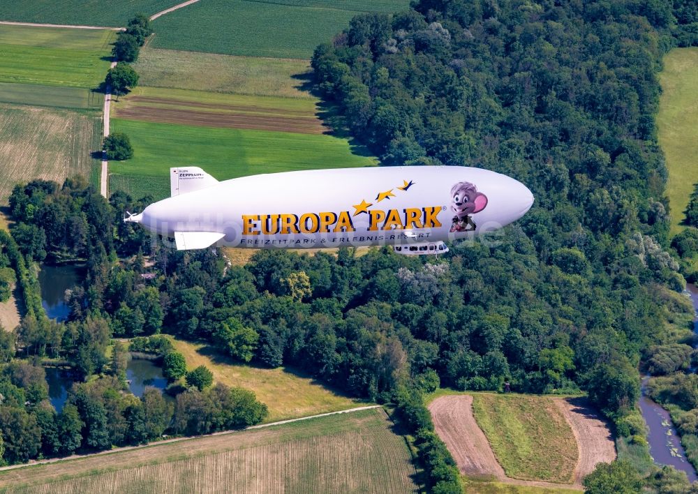 Luftaufnahme Rheinau - Luftschiff Zeppelin NT beim Europa-Park im Fluge über dem Luftraum in Rheinau im Bundesland Baden-Württemberg, Deutschland
