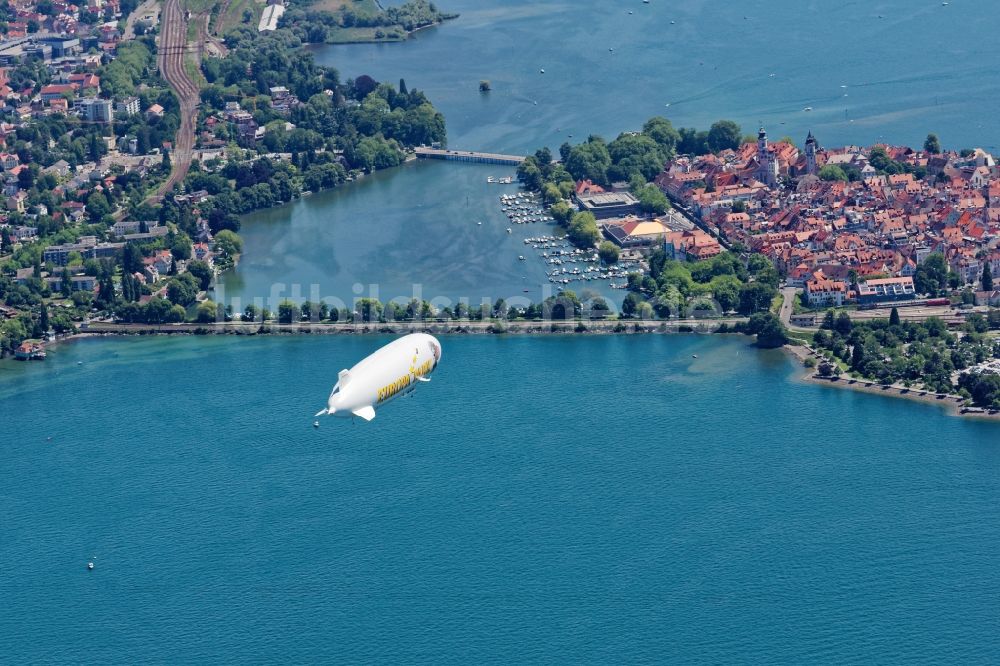 Lindau (Bodensee) aus der Vogelperspektive: Luftschiff Zeppelin NT über der Insel Lindau im Bodensee im Bundesland Bayern