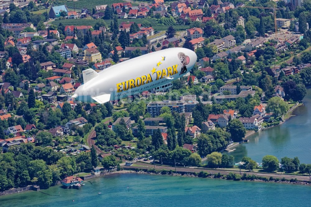 Luftbild Lindau (Bodensee) - Luftschiff Zeppelin NT über der Insel Lindau im Bodensee im Bundesland Bayern
