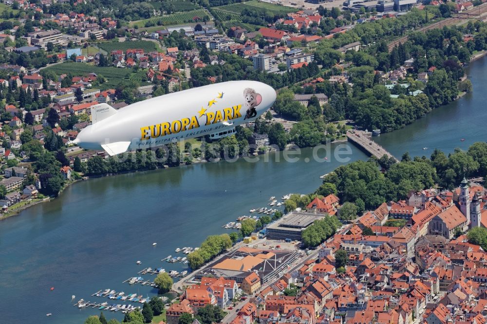 Luftaufnahme Lindau (Bodensee) - Luftschiff Zeppelin NT über der Insel Lindau im Bodensee im Bundesland Bayern