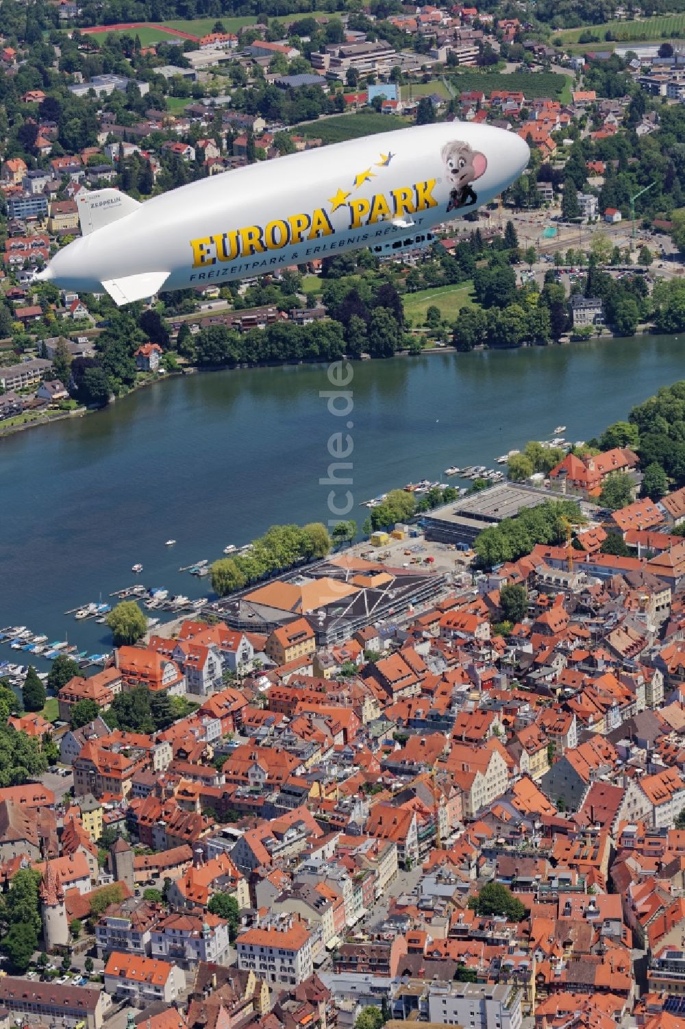 Lindau (Bodensee) aus der Vogelperspektive: Luftschiff Zeppelin NT über der Insel Lindau im Bodensee im Bundesland Bayern