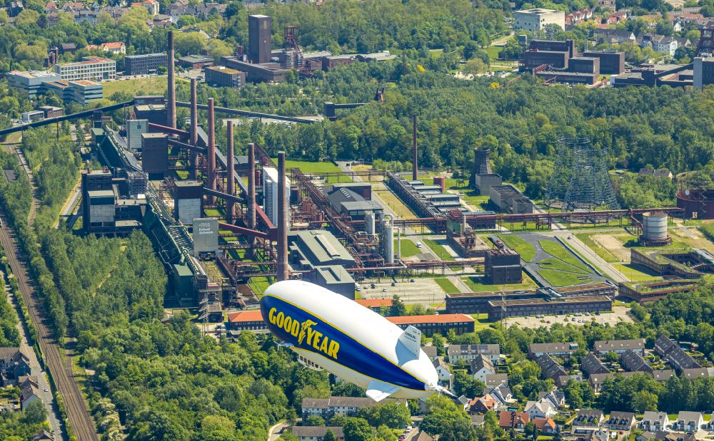 Essen von oben - Luftschiff Zeppelin NT im Fluge über dem Luftraum in Essen im Bundesland Nordrhein-Westfalen, Deutschland